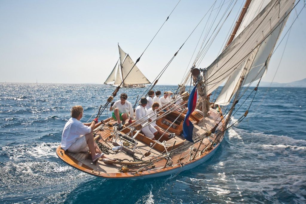 Vela en mar con tripulación