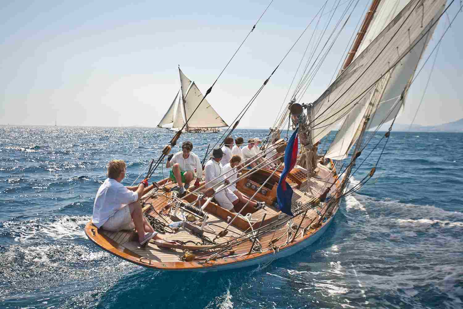 Velero navegando en el mar