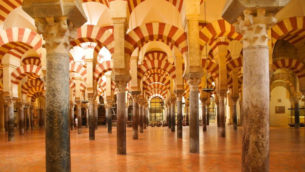 Columnas en espacio arquitectรณnico